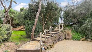 Casa | 2 quartos, escrivaninha, ferros/tábuas de passar roupa