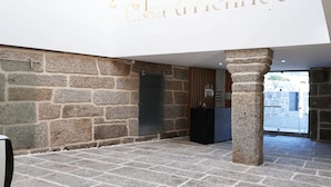 Ein Flur mit Steinwänden und einem Schild mit der Aufschrift 'Casa d'Enrique'.