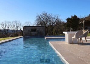 Ein Swimmingpool mit einer Steinstruktur, auf der 