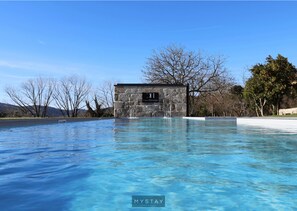 Indoor pool, outdoor pool, open 10:00 AM to 9:00 PM, pool umbrellas - Casa d'Henrique (Vieira do Minho)