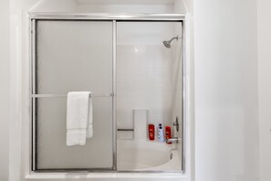 Hus | Badeværelse | Hårtørrer, håndklæder