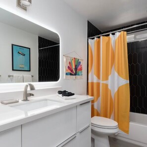House | Bathroom - Pop Art Paradise- Monthly Pool Spa (Palm Springs)