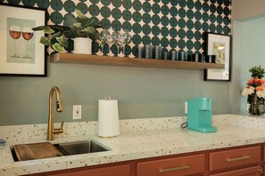 16 عدّة غرف نوم وخدمة الإنترنت