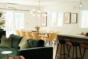 16 عدّة غرف نوم وخدمة الإنترنت