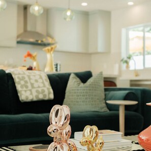 6 عدّة غرف نوم ومكواة/لوح كي وخدمة الإنترنت