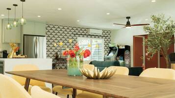 6 bedrooms, iron/ironing board, Internet