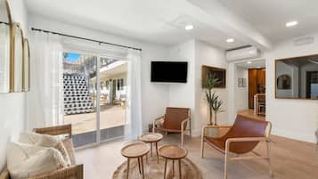 9 bedrooms, desk, Internet