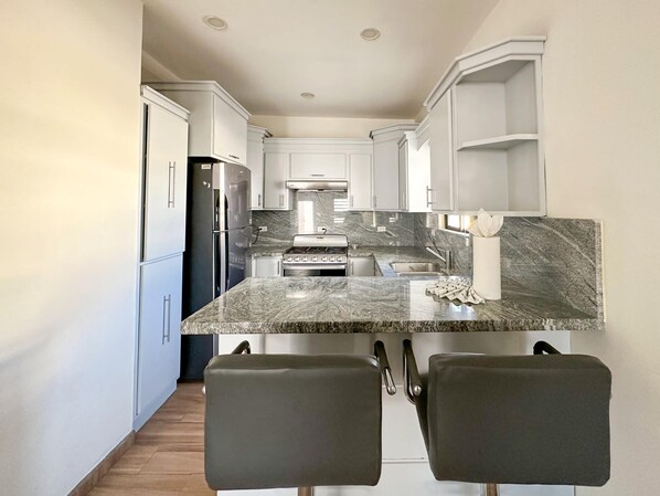 3 bedrooms - Sleek Downtown Escape With Private Parking (Puerto Peñasco)