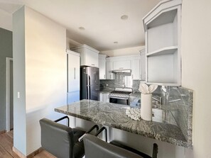 3 bedrooms - Sleek Downtown Escape With Private Parking (Puerto Peñasco)