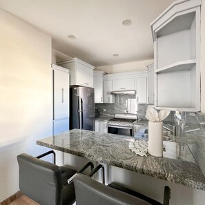 3 bedrooms - Sleek Downtown Escape With Private Parking (Puerto Peñasco)