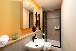 Hårføner og håndklær