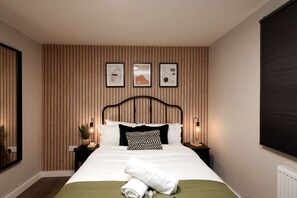 2 soverom, skrivebord, strykejern/-brett og reiseseng for barn