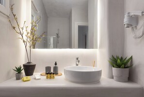 Dusche, Haartrockner, Handtücher, Seife