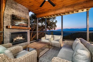Property grounds - Sleeps 20・Mtn View・Indoor Pool・Theater・Gym・Hot tub (Sevierville)