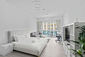 Comfort Studio, Balcony, Desert view | Desk, iron/ironing board, free WiFi - WelHome - Greenery Apt for Modern Studio in Production City (Dubai)