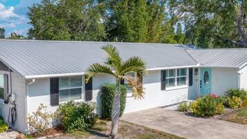 Villa | 4 bedrooms, desk, Internet