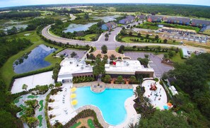 Ein Resort mit großem Schwimmbad, Golfplatz und Straßennetz.