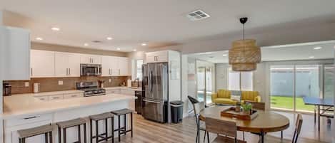 House | 3 bedrooms, desk