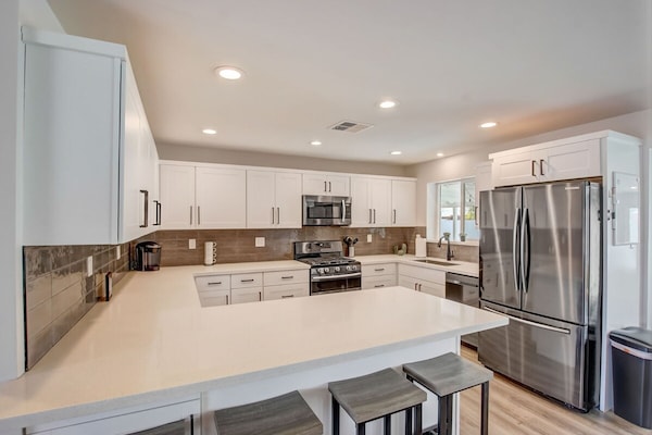 House | 3 bedrooms, desk