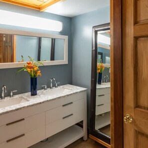 House | Bathroom - Red Cedar Haven in Sidney (Augusta)