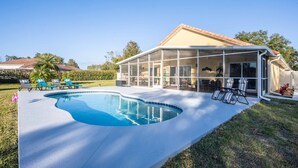 A modern house with a large glass-enclosed patio and a swimming pool. - Swiss 49 - Lake Denise (Clermont)
