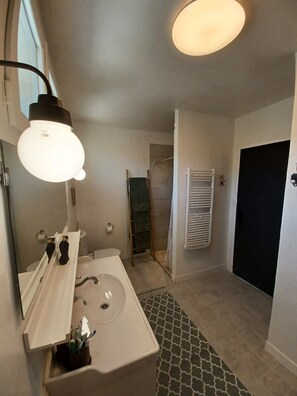 Bidet y toallas 