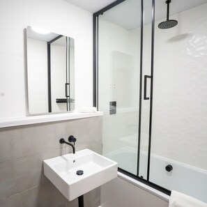 4 bedrooms, iron/ironing board, Internet - West Townhouse by Casacity (Manchester)