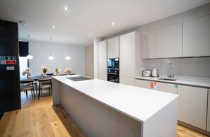 Appartement, roken | 4 slaapkamers, een strijkplank/strijkijzer, snel internet