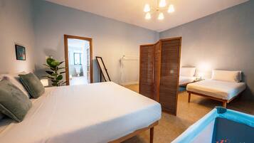 2 bedrooms, desk, Internet