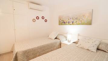 2 bedrooms, iron/ironing board, Internet