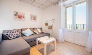 2 habitaciones y tabla de planchar con plancha