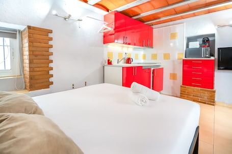 1 habitación y tabla de planchar con plancha