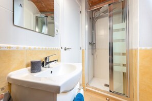 Hus | 1 sovrum och strykjärn/strykbräda