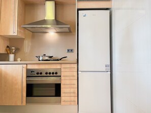 Studio | Private kitchen | Fridge, stovetop, electric kettle