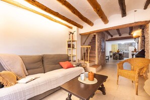 House | 3 bedrooms, desk