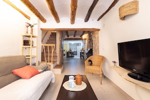 House | 3 bedrooms, desk