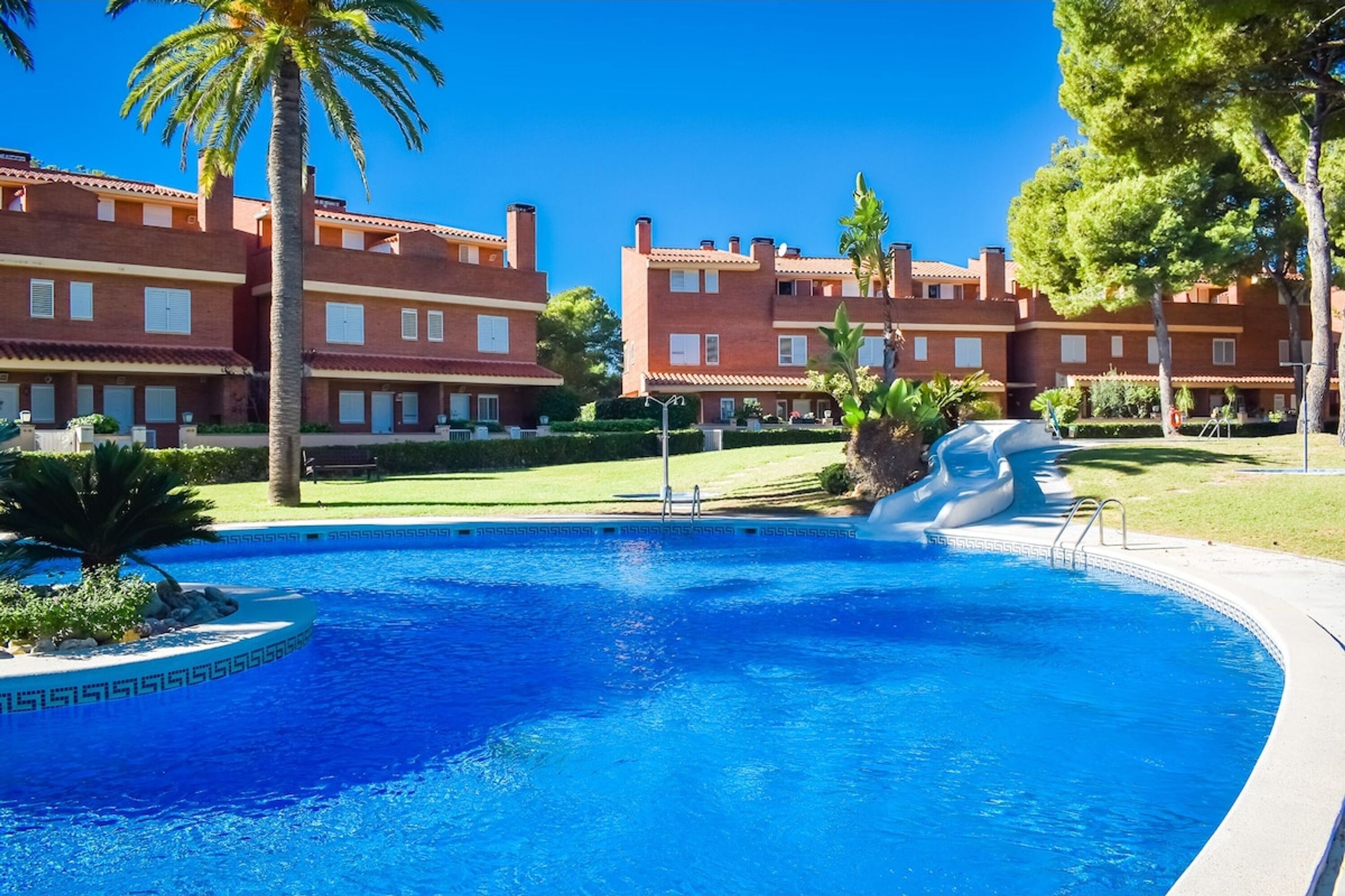 House | 4 bedrooms, desk