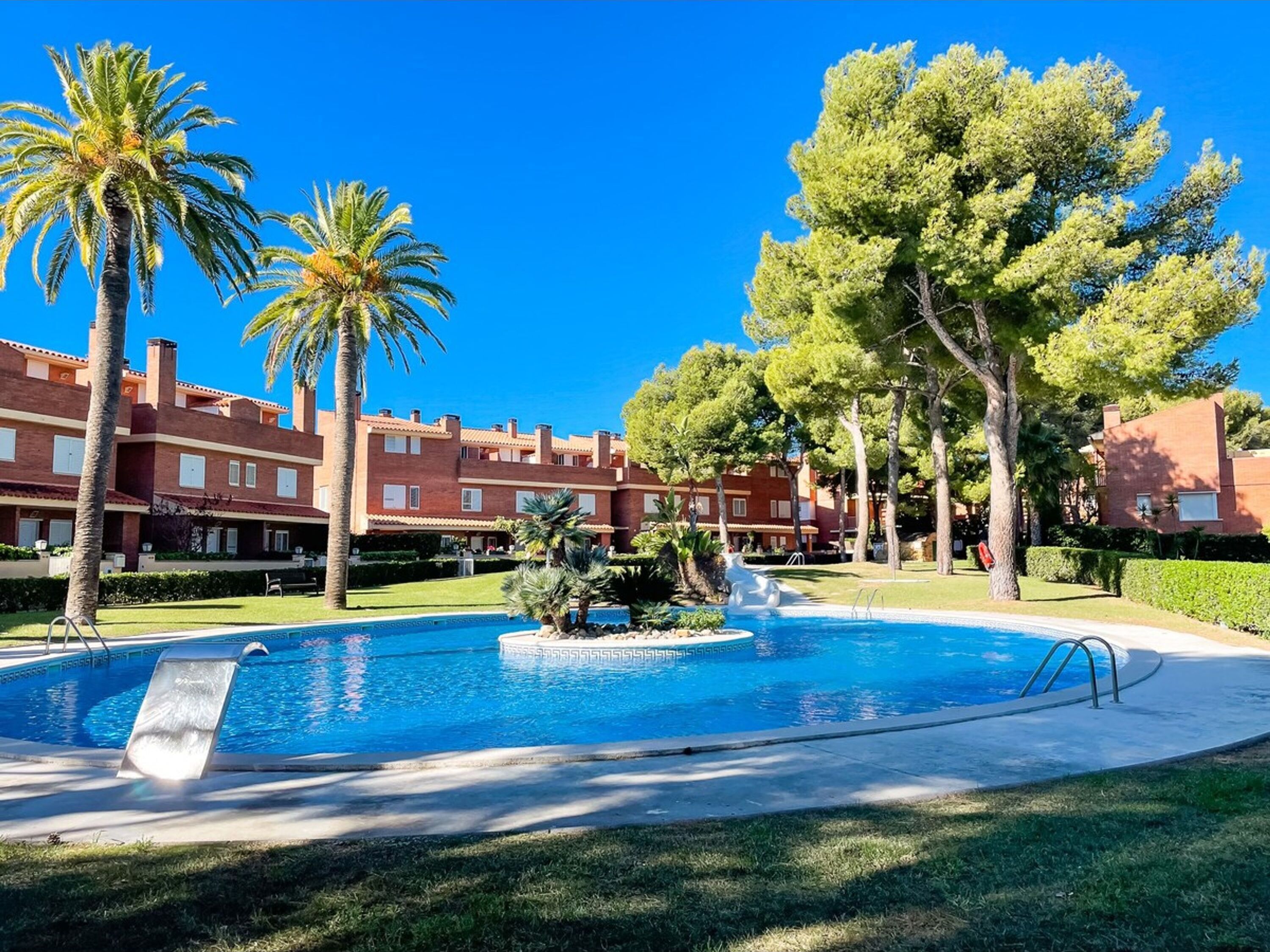 House | 4 bedrooms, desk