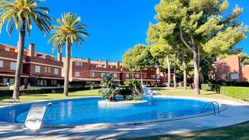 House | 4 bedrooms, desk