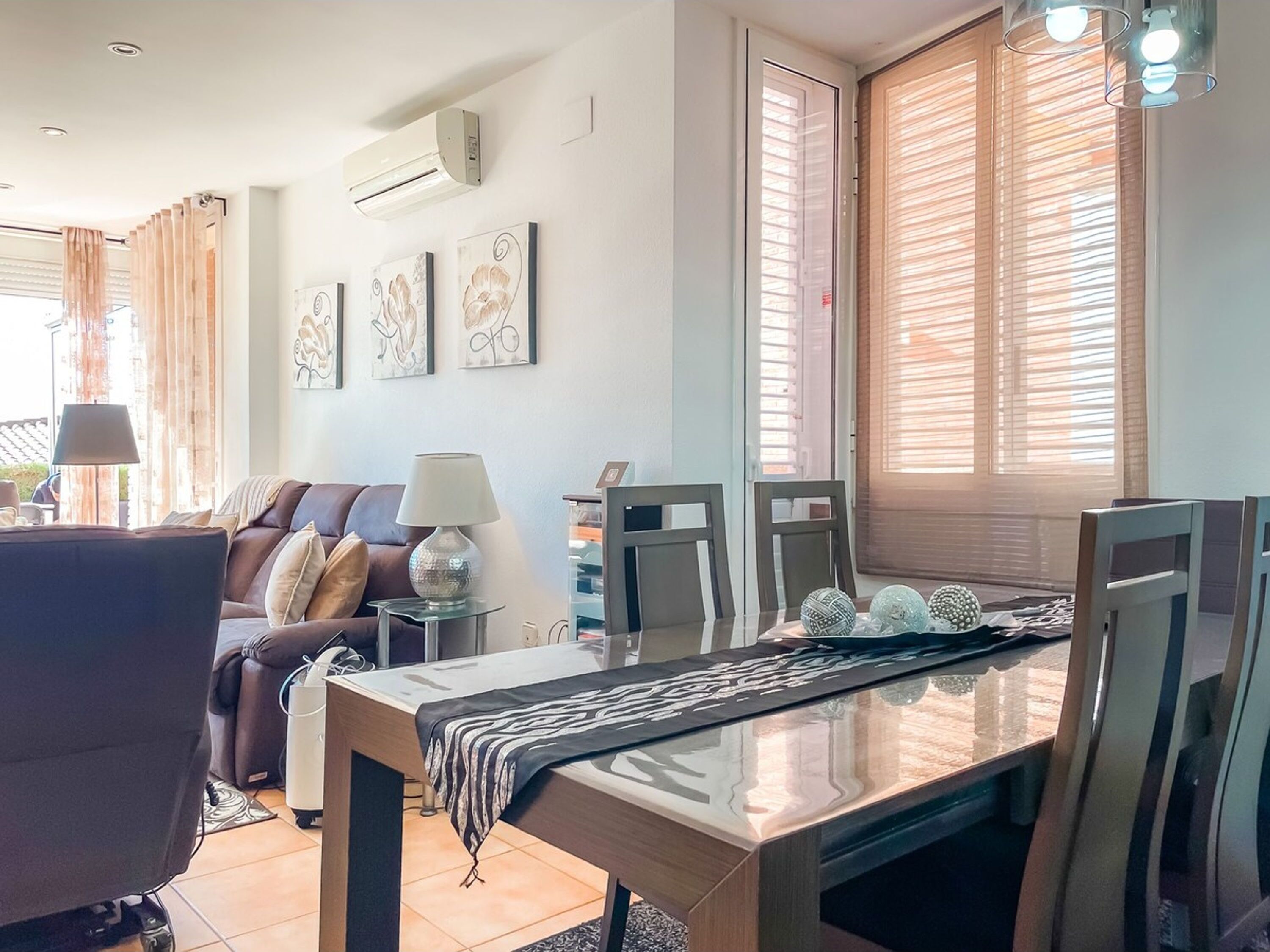 Nhà | 4 phòng ngủ, bàn 