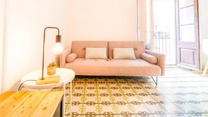 A cozy room with a sofa, a small round table, and a lamp. - Unik Vacation Congress (Tarragona)