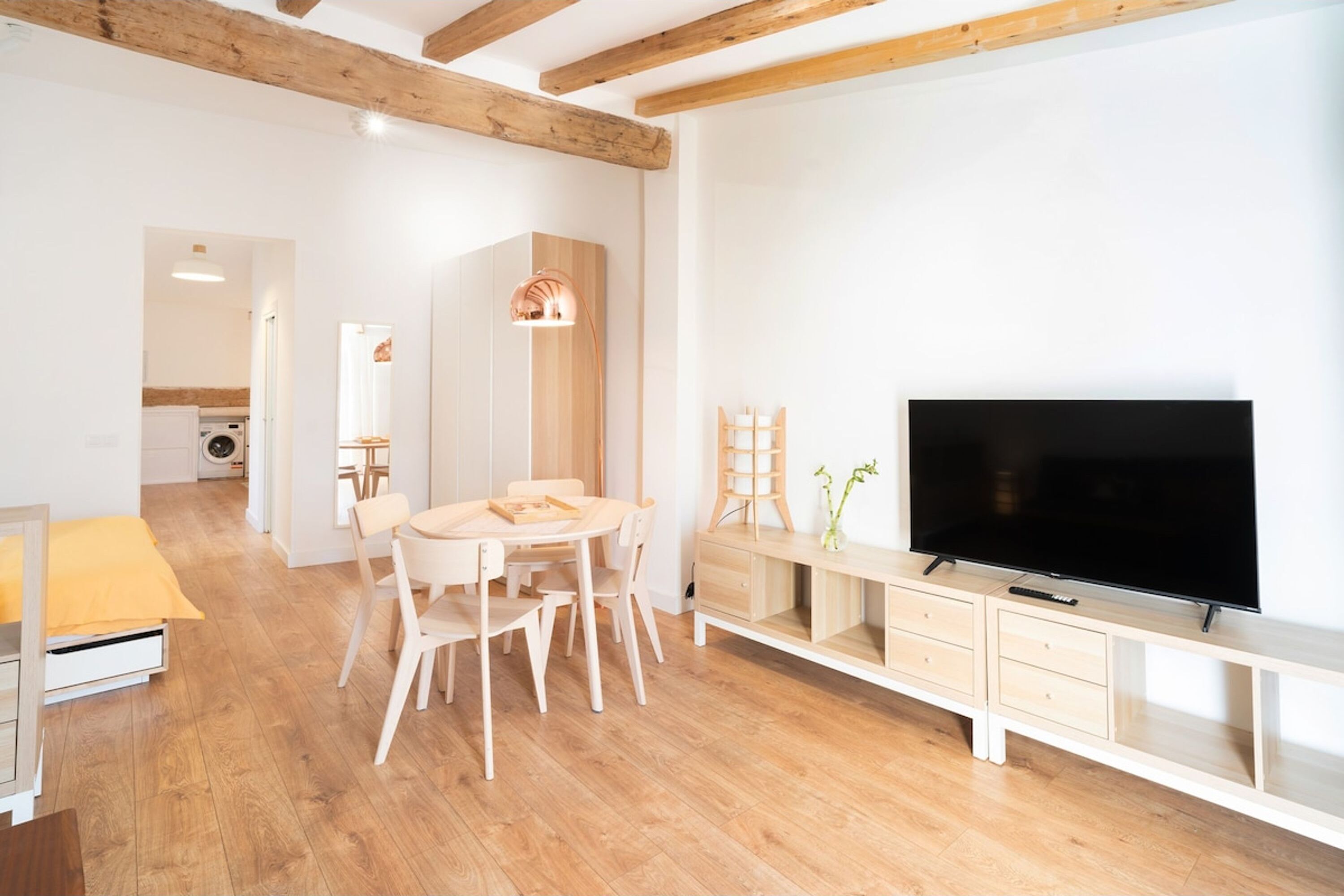 1 habitación y tabla de planchar con plancha 