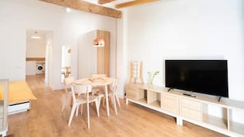 1 habitación y tabla de planchar con plancha
