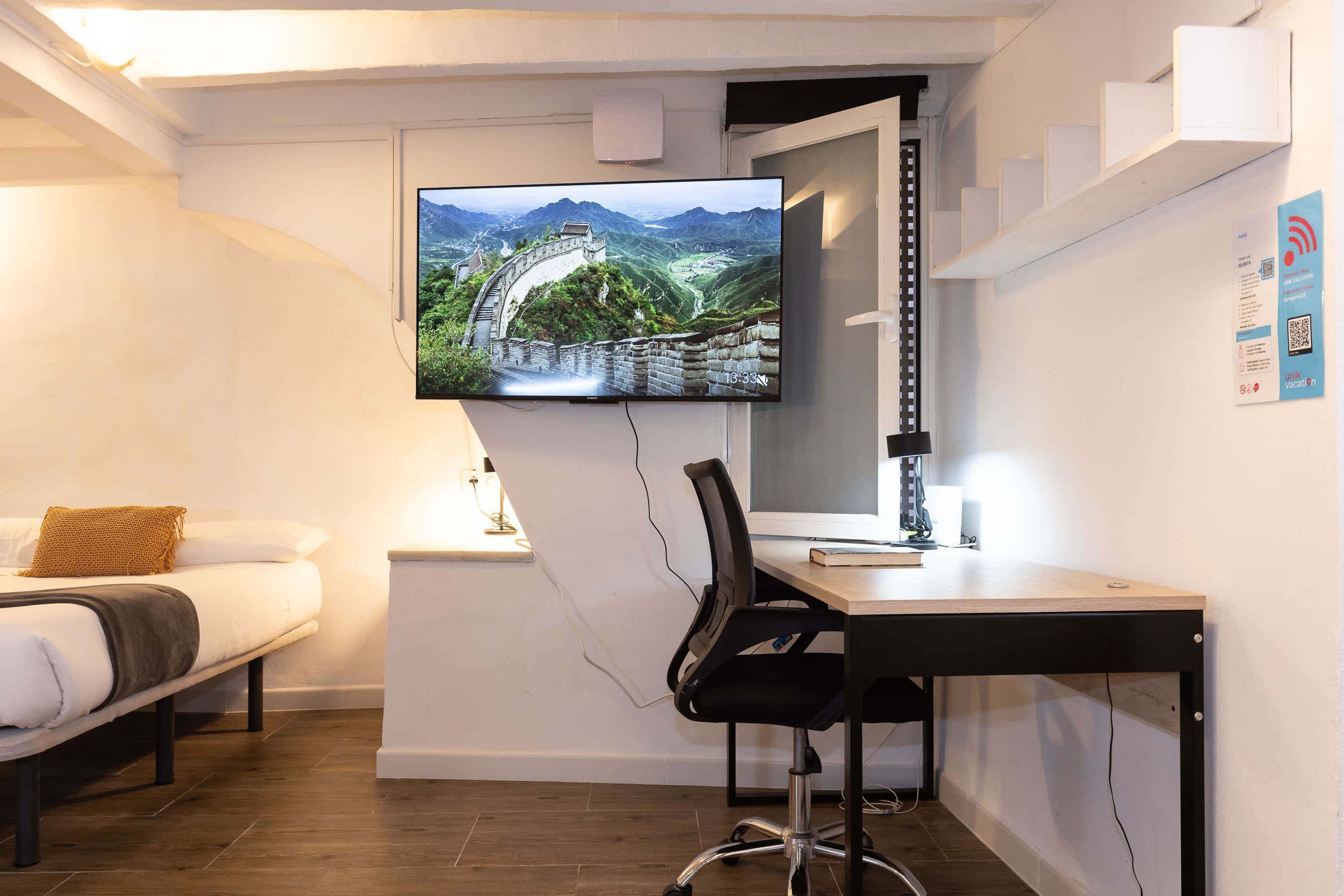 1 habitación, escritorio y tabla de planchar con plancha 