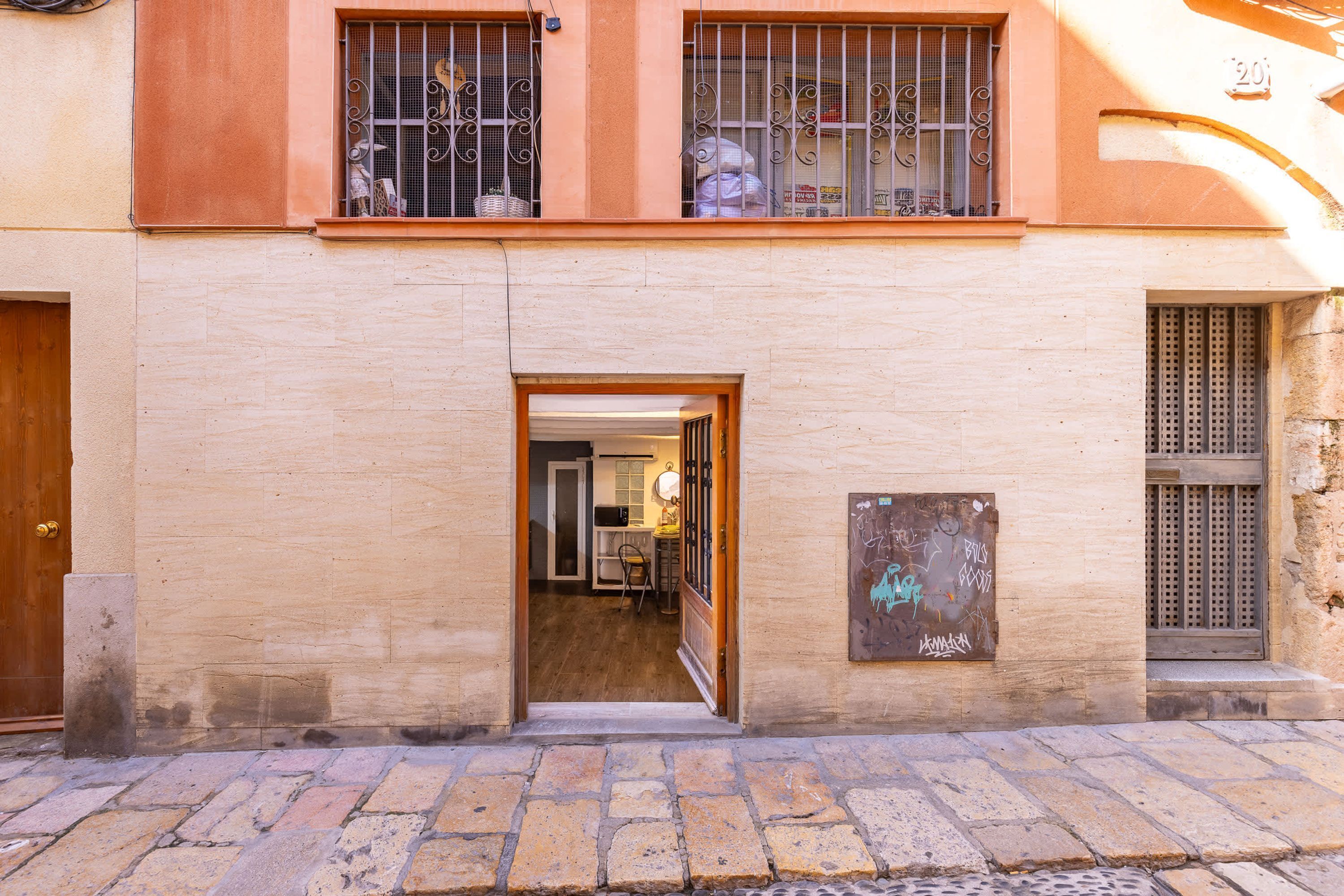 1 habitación, escritorio y tabla de planchar con plancha 