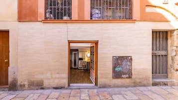 1 habitación, escritorio y tabla de planchar con plancha