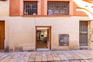 Casa | 1 camera, una scrivania, ferro/asse da stiro