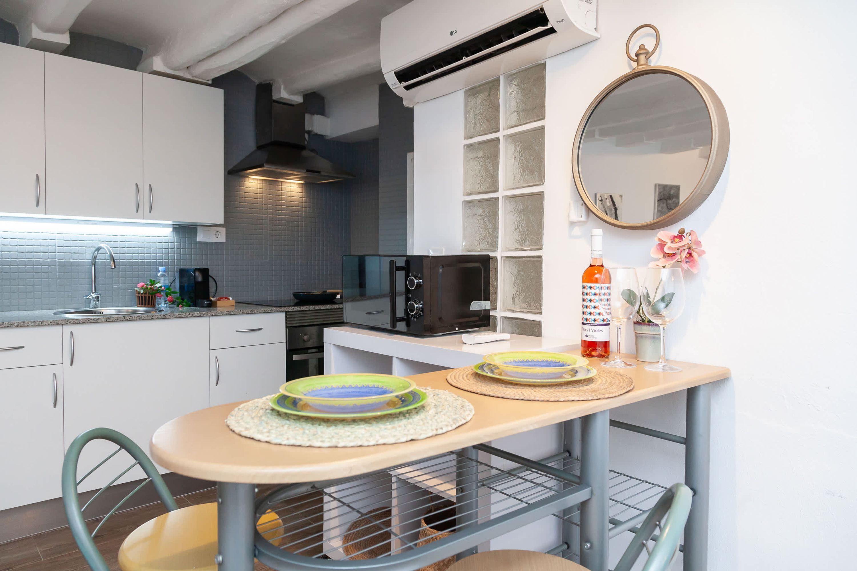 1 habitación, escritorio y tabla de planchar con plancha 