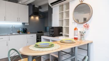 1 habitación, escritorio y tabla de planchar con plancha