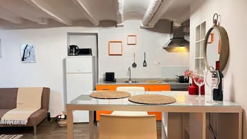 Appartement | 1 slaapkamer, een bureau, een strijkplank/strijkijzer